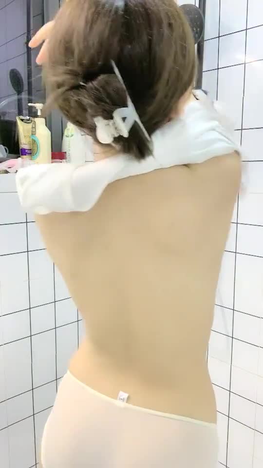 邻家的清秀女孩在厕所自拍