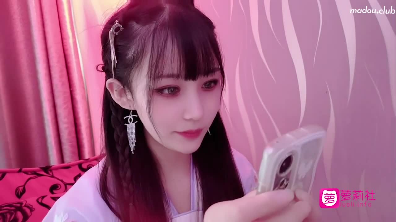 CUS-1236 女主播請榜一大哥吃月餅 最後被中出內射
