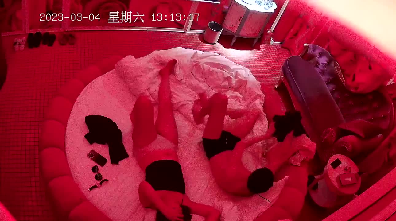 情趣酒店豪華房偷拍 小哥搞少婦還練習一下加藤鷹的金手指摳屄