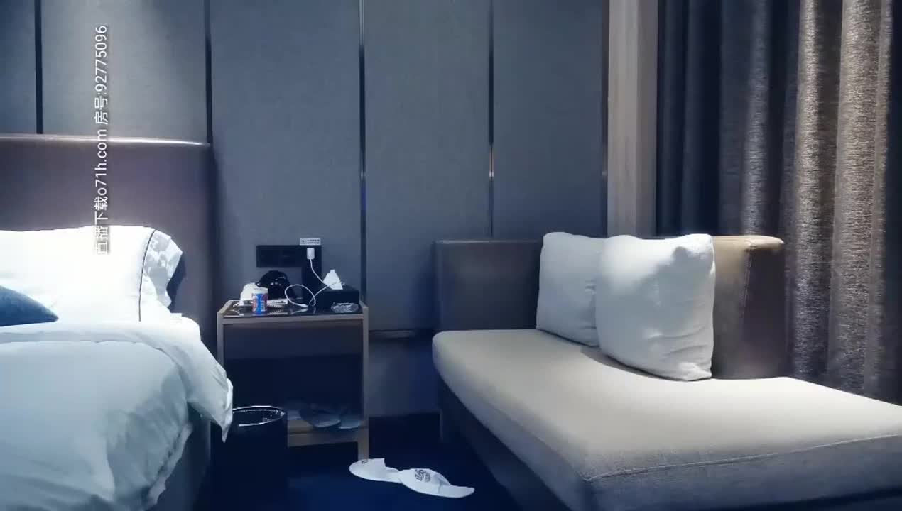 酒店開房約啪修長美腿小姐姐 不但身材性感還很會吃雞