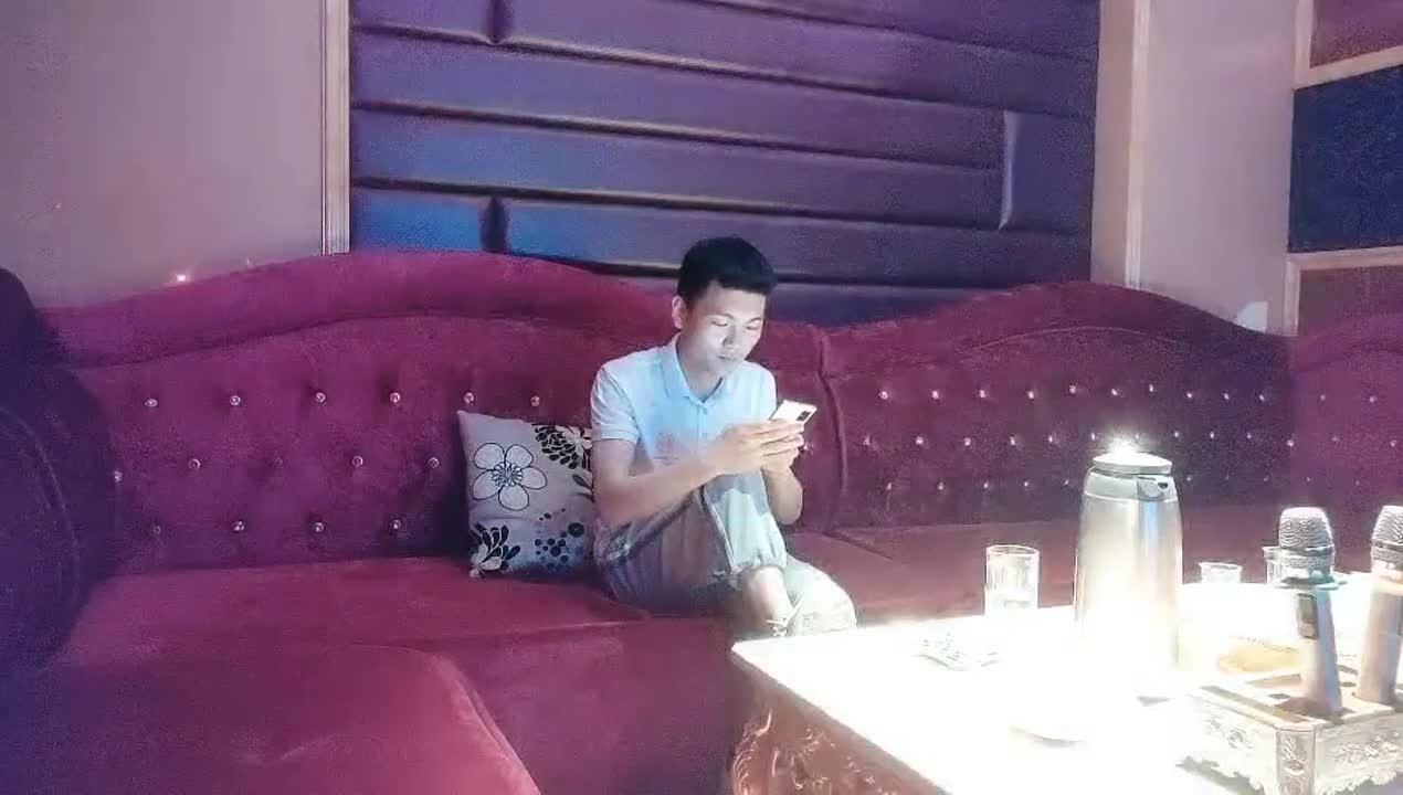 歌廳探花 約兩位小姐姐來包廂裡啪啪 別人的包廂是歌聲這個包廂裡都是淫叫聲
