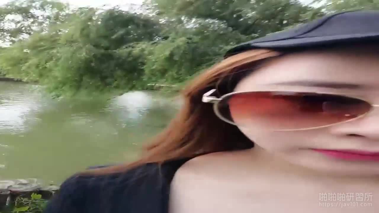 食物高潮 大奶美女主播蜜桃Q妹 到公園找了塊風水寶地解放爆乳