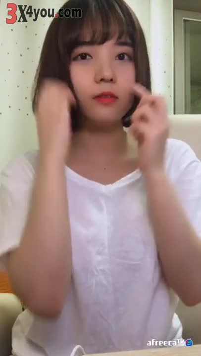 清純系主播今天不脫衣 微微露出的乳溝讓哥哥們充滿遐想