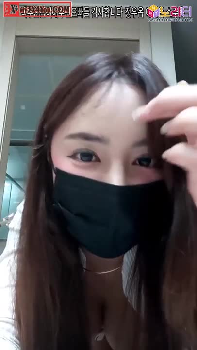 我是誰 脫掉內褲的美乳主播