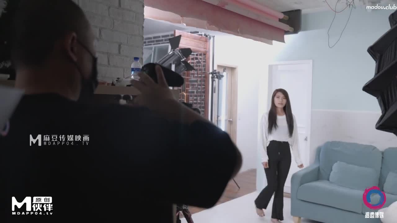 DB010 现役女大生 羞涩的拍摄出道