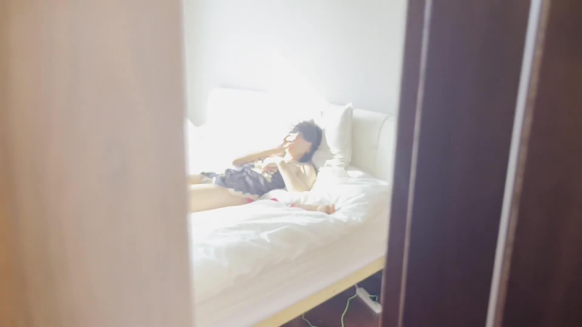 合租女室友在房间自慰，偷看的我实在受不了，偷偷把她的自慰棒换成我的鸡巴，插的她连连高潮