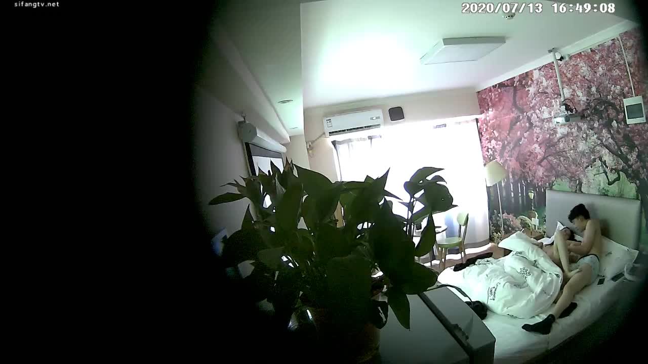 旅館攝像頭偷拍，熱戀情侶旅館開房不慎被偷拍