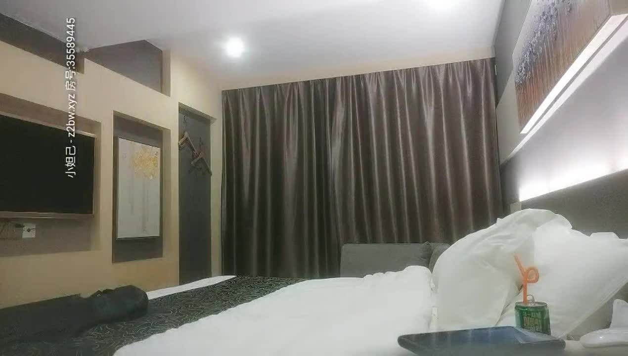 老李再約極品外圍來啪啪～美乳翹臀正妹又會口又會騎讓人想一約再約～