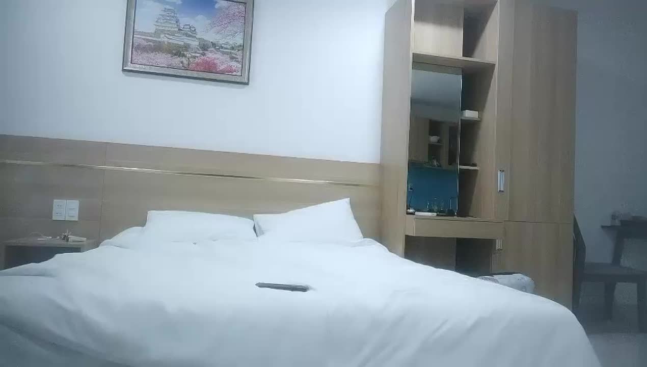 《午夜尋花》徒弟約啪越南小姐姐，一對白皙巨乳背操的晃盪不止～