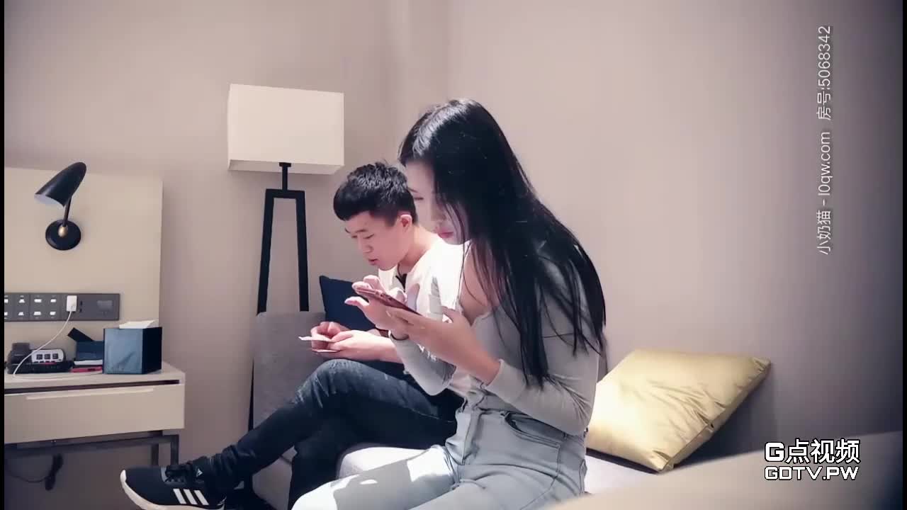 深夜約操00後兼職小幼師，清純妹子一對美奶被操得狂晃不止～