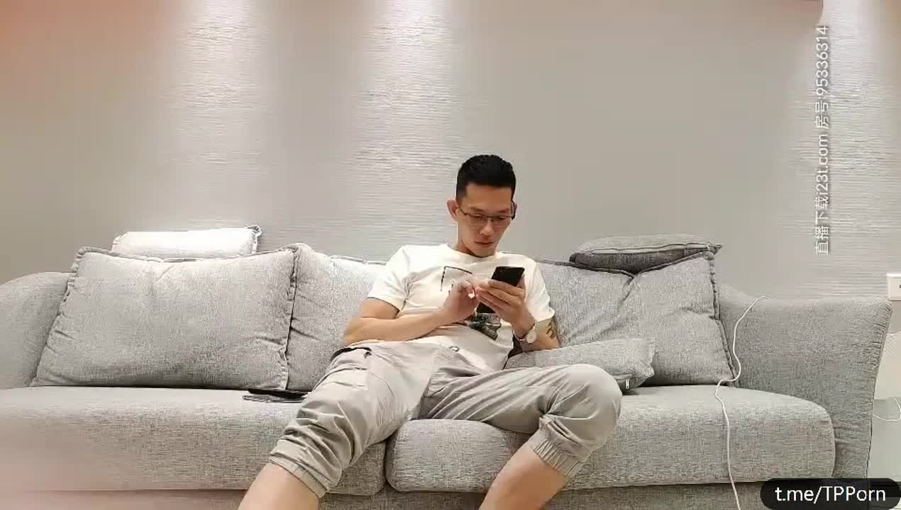 《鴨哥探花》約了的紫裙妹子沙發上激戰，每一下都是直達深處的打樁讓妹子驚呆了～