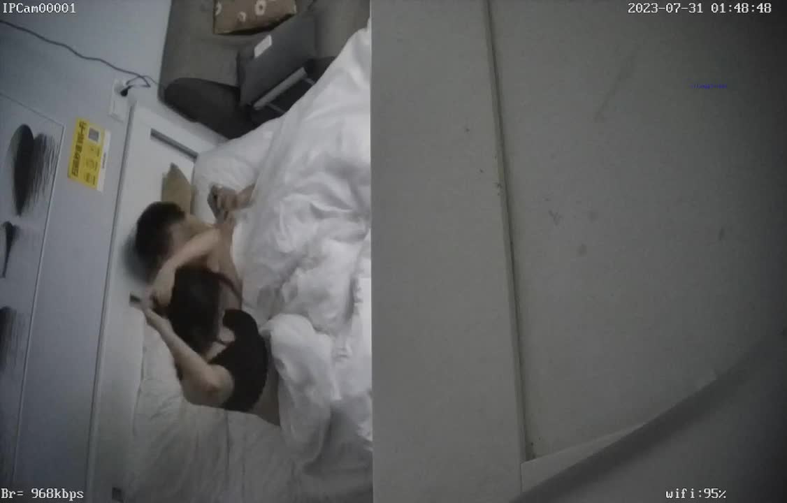 酒店攝像頭破解流出～郎才女貌的大學情侶小哥戰力很持久