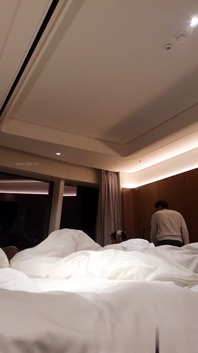 [韓國] 約炮高爾夫球富姐金惠英，到酒店開房口爆射嘴裡想要繼續操～