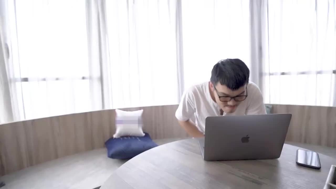 [台灣](MD0065) 國產AV 高清! 客人惡作劇! 快遞正妹為了五星好評只好絕對服從!