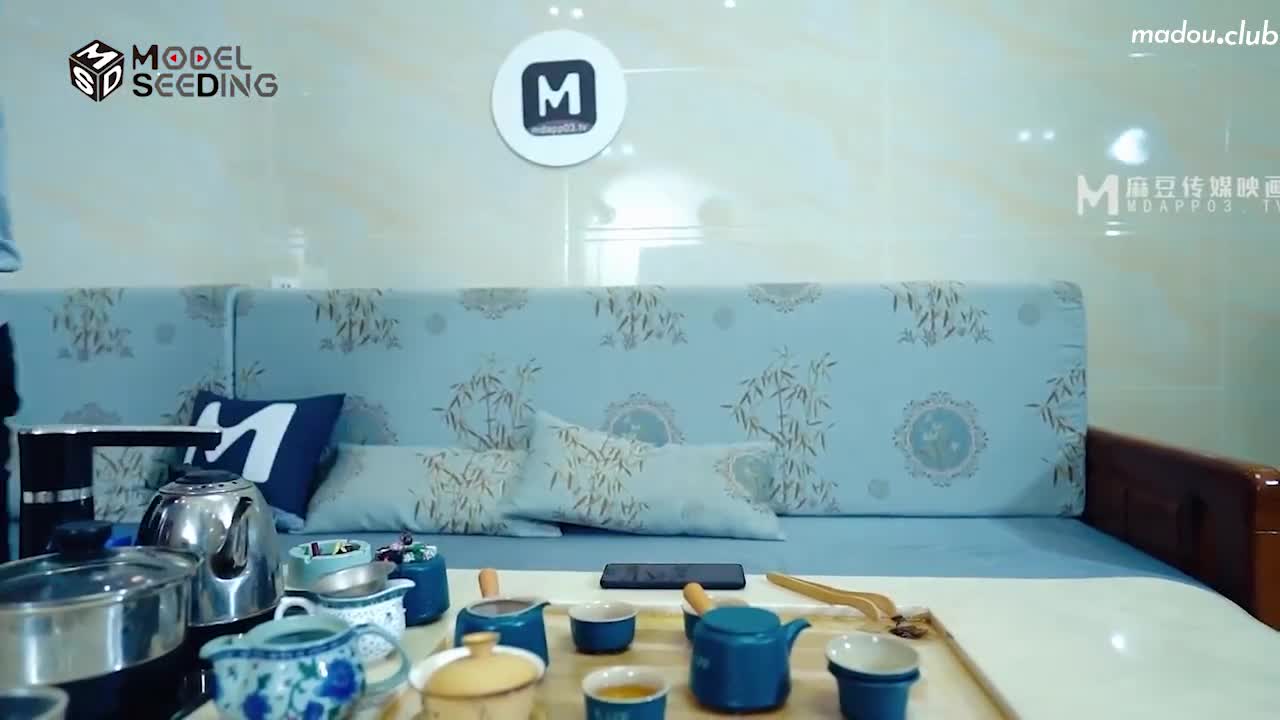 MSD064 淫荡的新邻居 难以按耐的赤裸挑逗