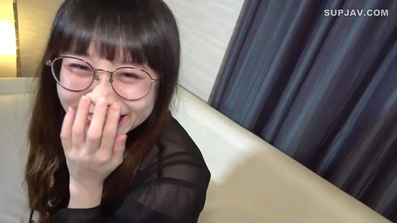 [FC2] 時尚眼鏡娘被猥褻地揉捏，像吃香腸一樣甜蜜地舔著巨大雞巴 (FC2-PPV-3806409)