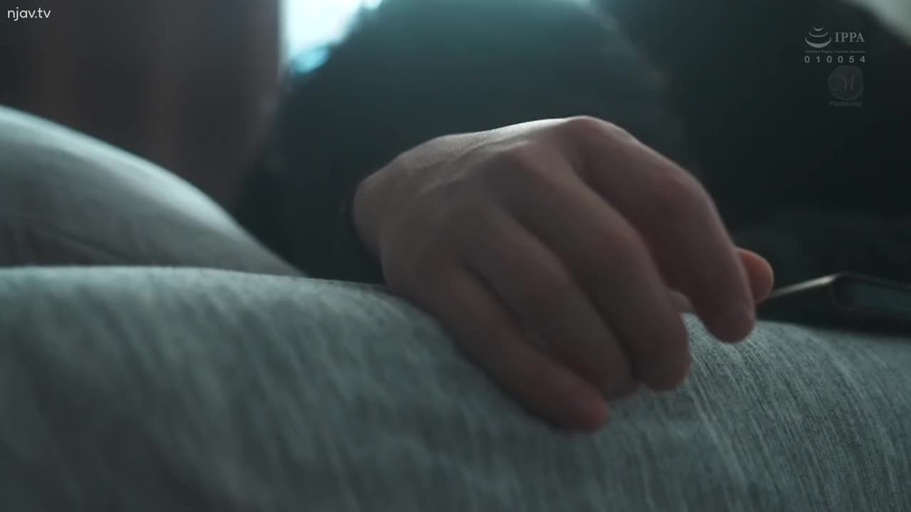 JUQ-342 当我被甜蜜的低语所吸引时，我淹没在与已婚女人的嵌套性爱中，直到大学毕业。椎名由奈