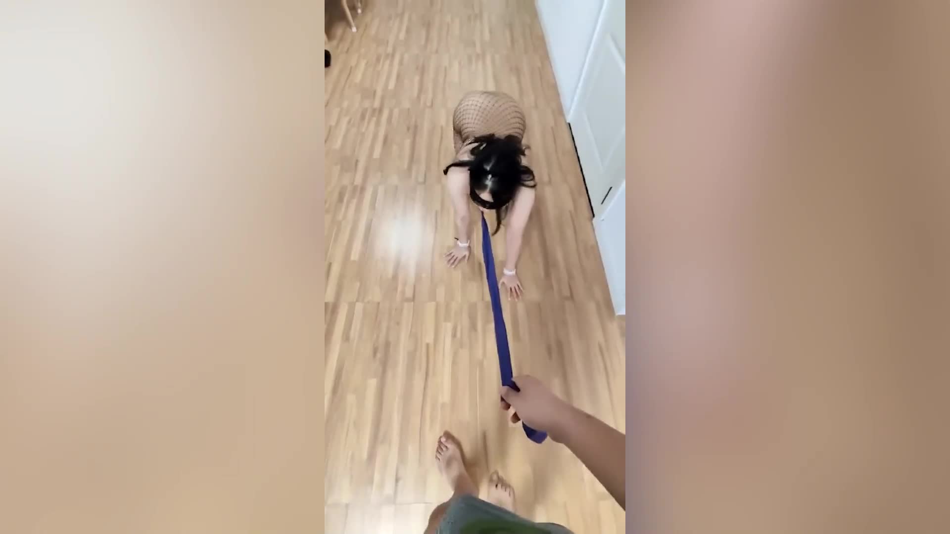 小母狗爬行 同学父母眼中的乖乖女其实是爸爸的小母狗yy8y.com网