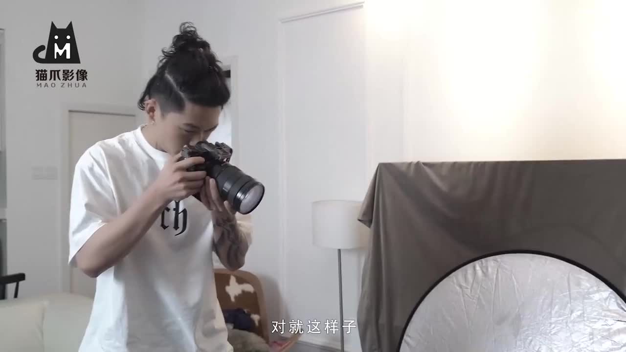 MMZ047 变态私家摄影师 镜头下玩弄性感女大生