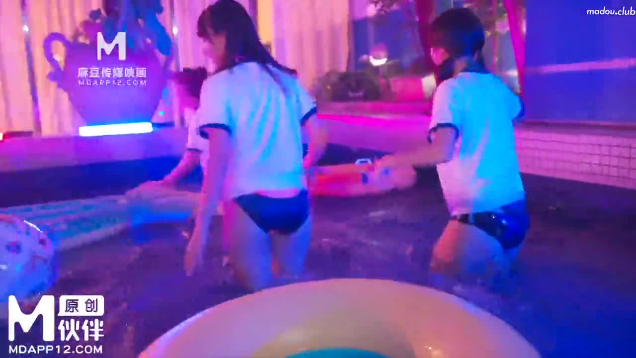 CP018 私人泳池无套进入