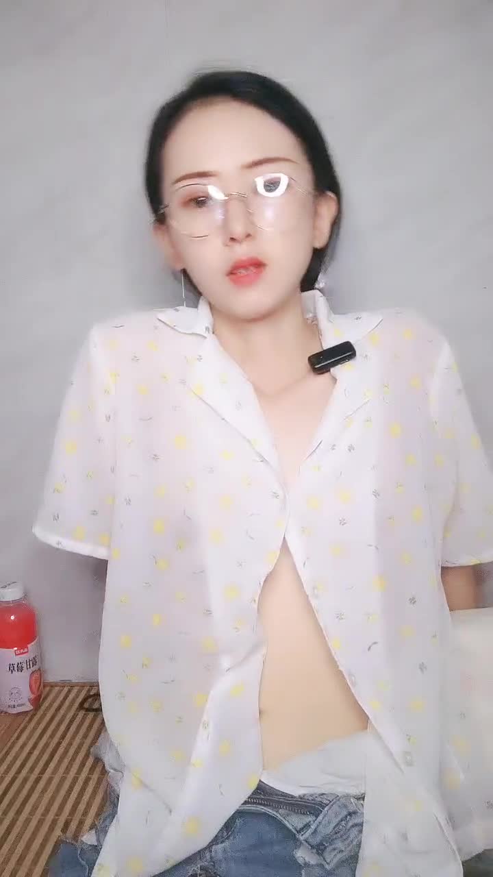 生活需要解壓，氣質小少婦白襯衫開檔牛仔褲很是性感誘惑，鏡頭前跟狼友互動撩騷，揉奶玩逼特寫道具抽插刺激 mp4