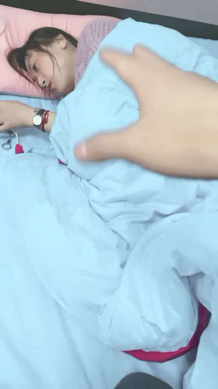 說是親姐弟！ 亂倫操逼大戰！ 掀開被子，裡面穿著開檔黑絲，足交後入爆操，表情一臉享受，極度淫騷 mp4