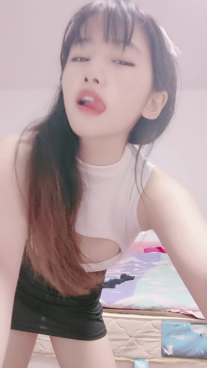 新來的小妞兼職賺外快，全程露臉乖巧可愛，聽狼友指揮慢慢脫光刺激狼友，奶子好嫩洗澡誘惑，起來狼友來幹她 mp4