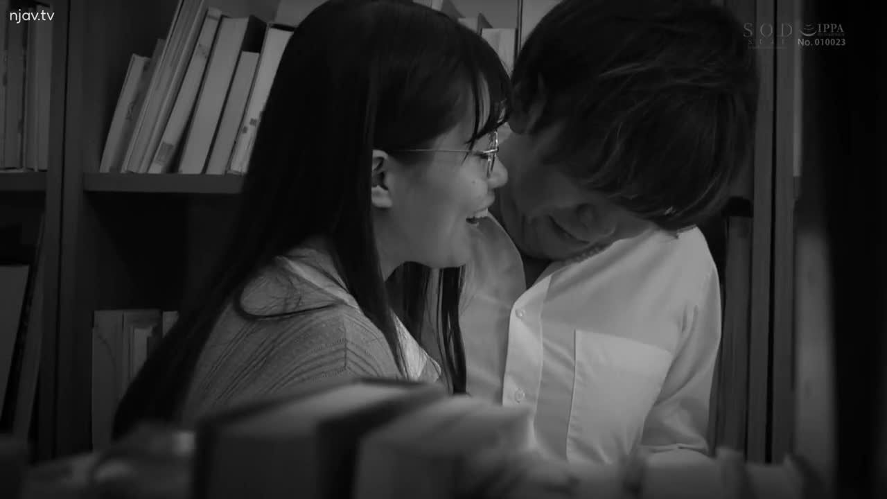 STARS-926 一位安静而严肃的图书馆员女士喜欢透过阻止一个早泄的受虐狂男人变得太热并戏弄他来控制他的射精。海滩书签风帆 - 浜边刊帆