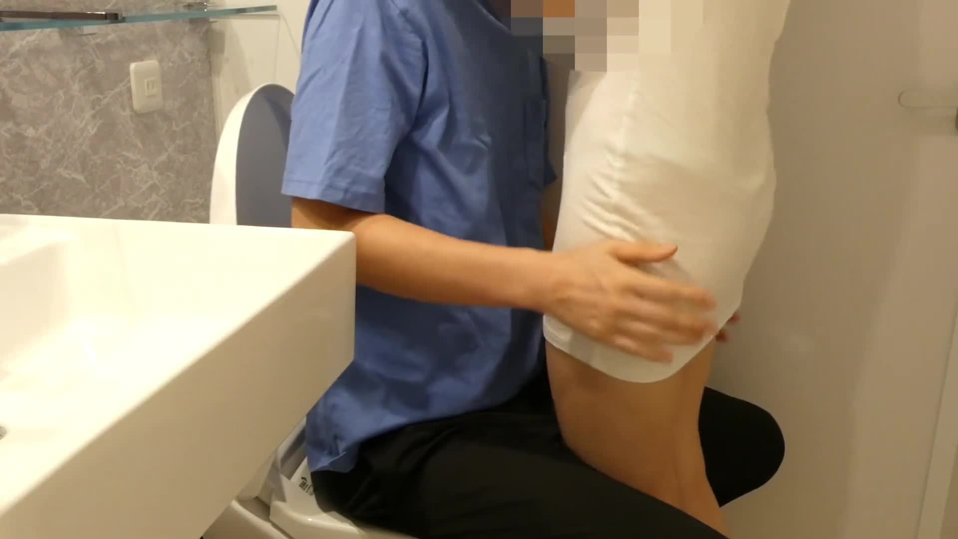 当他偷偷自慰时，他那太可爱的日本大胸继母发现了他。 继母为他口交、做爱，并将精液射入继母的阴道。　自拍　风格出众