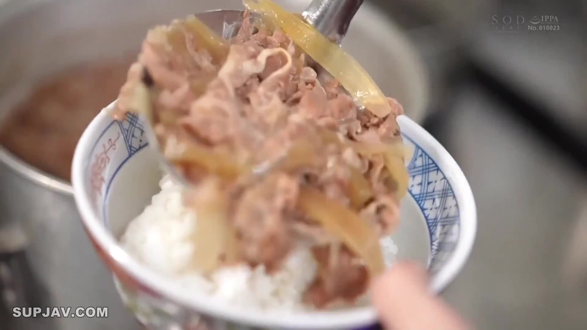 STARS-905 在隐藏色情身体的牛肉碗连锁店打工的主妇是学生打工，在没有避孕的情况下奸淫中出宫岛芽衣