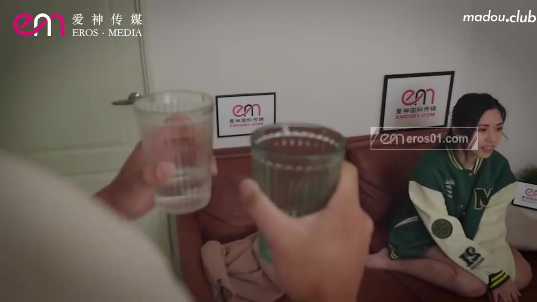 EMX029 美少女球经被下药 身体不自主的发浪高潮
